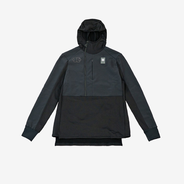 Abrigo negro con capucha