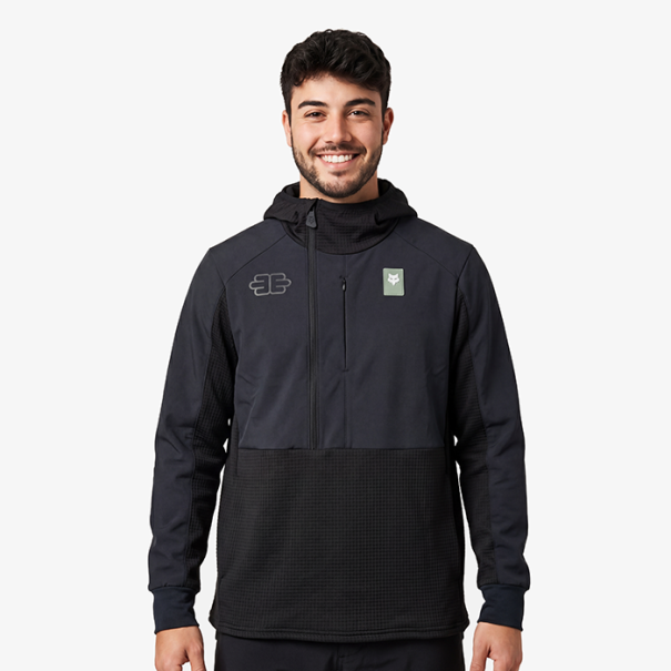 Abrigo negro con capucha