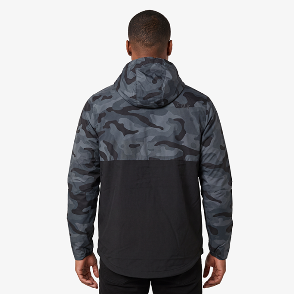 Abrigo oscuro de camuflaje con capucha